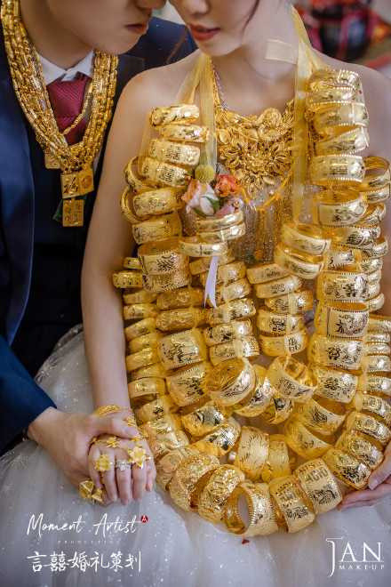 Thấy số vàng trên người cô dâu, hầu hết ai cũng muốn cùng cô san sẻ bớt 'gánh nặng' này.