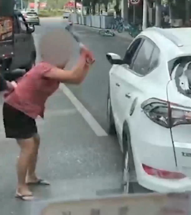 Bà Chung dùng búa đập xe ô tô của con rể.