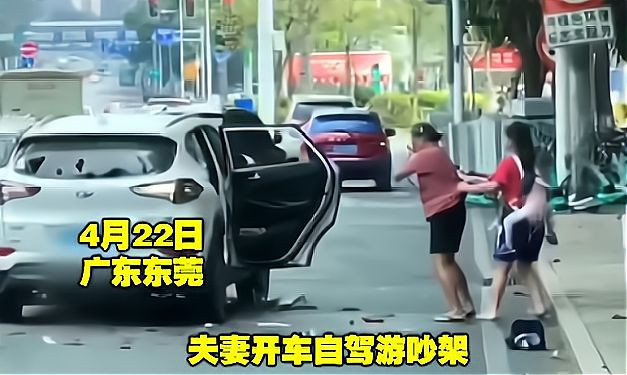 Chị Lý cố gắng ngăn cản mẹ.