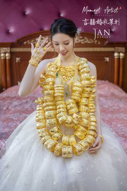 Cô dâu đeo vàng trĩu cổ trong đám cưới khiến nhiều người choáng ngợp.
