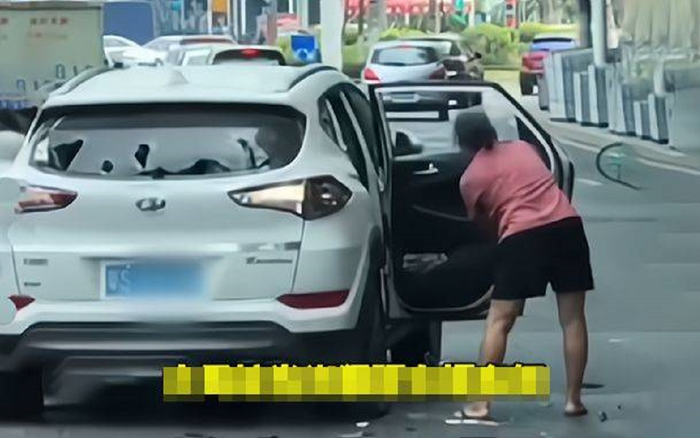 Cặp vợ chồng cãi nhau trong xe ô tô, mẹ vợ chẳng nói chẳng rằng chỉ làm một việc khiến con rể câm nín Ảnh 2