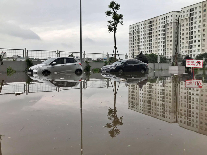 Sau trận mưa lớn, hàng loạt ô tô ngập sâu trong 'biển nước' ở Hà Nội Ảnh 4