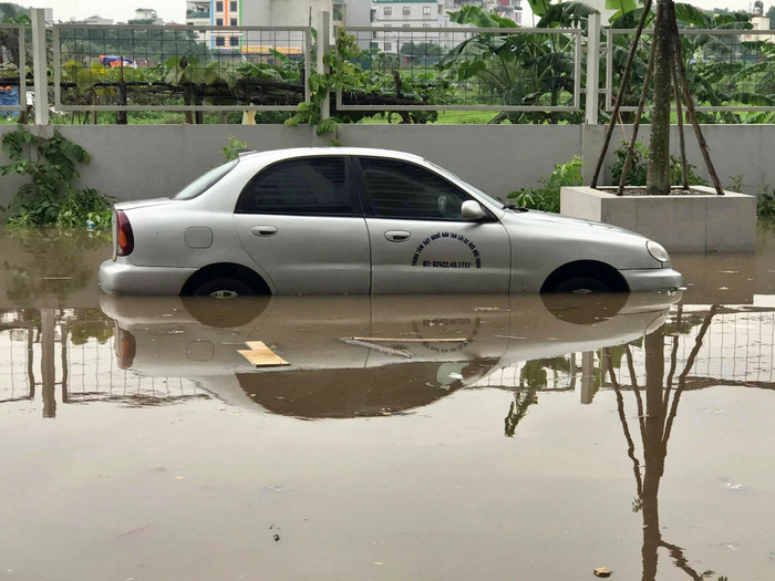 Đến trưa cùng ngày, dòng nước ngập vẫn chưa có dấu hiệu giảm.