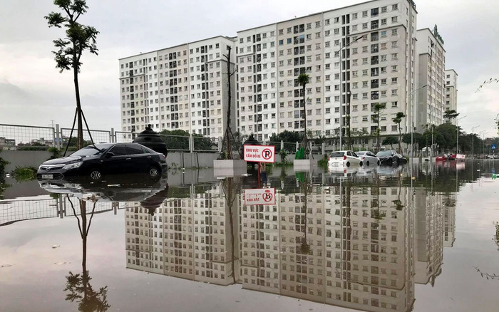 Sau trận mưa lớn, hàng loạt ô tô ngập sâu trong 'biển nước' ở Hà Nội Ảnh 2