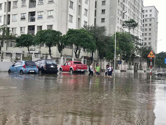 Các em học sinh phải lội nước đi học.