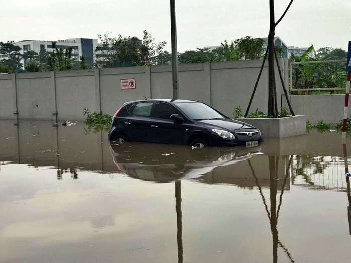 Sau trận mưa lớn, hàng loạt ô tô ngập sâu trong 'biển nước' ở Hà Nội Ảnh 6