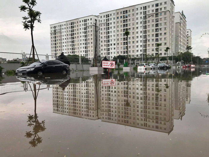 Sau trận mưa lớn vào sáng 26/4, con đường phía sau dãy nhà No2 và No3 khu đô thị Ecohome 3 ngập sâu trong nước.