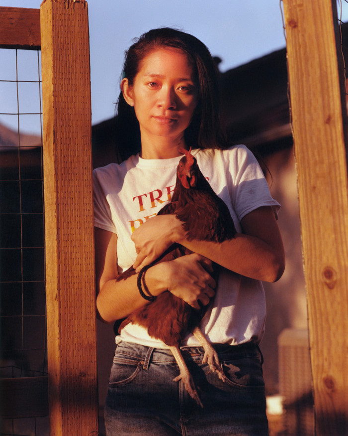 Được biết, Chloé Zhao là người phụ nữ da màu đầu tiên nhận được giải thưởng Đạo diễn xuất sắc nhất của Oscar. 