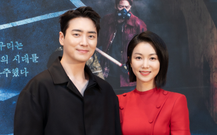 Bạn gái tin đồn của Song Joong Ki e ấp bên 'tình mới' Ảnh 2