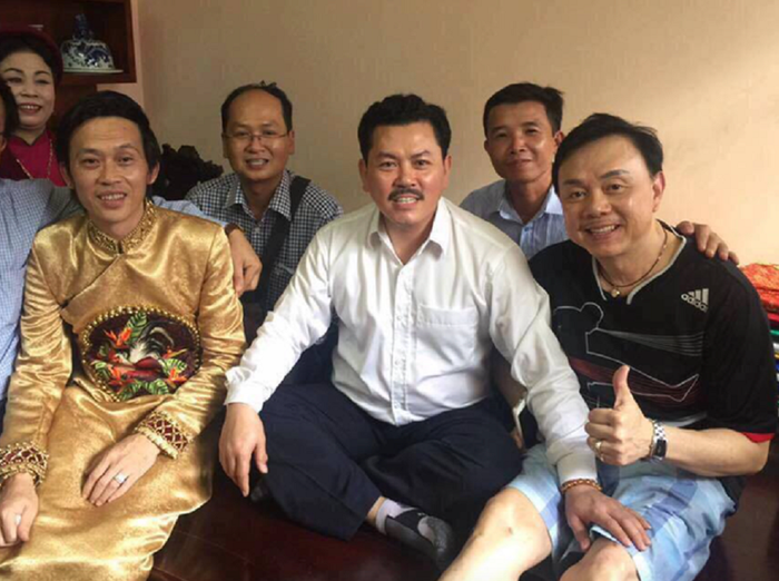 Ồn ào giữa 'lương y' Võ Hoàng Yên (sơ mi trắng) với vợ chồng ông Huỳnh Uy Dũng vẫn chưa dừng lại