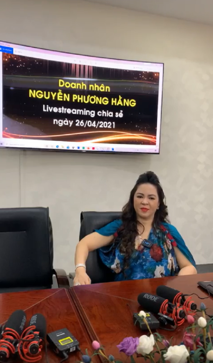 Bà Nguyễn Phương Hằng chia sẻ trên livestream chiều 26/4. Ảnh chụp màn hình
