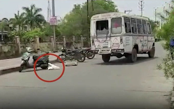 Thi thể bệnh nhân COVID-19 rơi ra khỏi xe cấp cứu trên đường đi hoả táng Ảnh 2