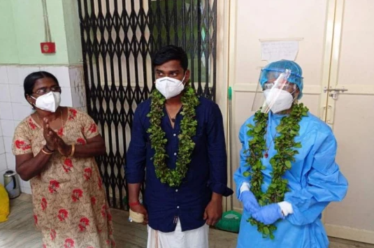 Biết tin chồng mắc COVID-19 khi sắp làm lễ cưới, cô dâu có quyết định bất ngờ Ảnh 1