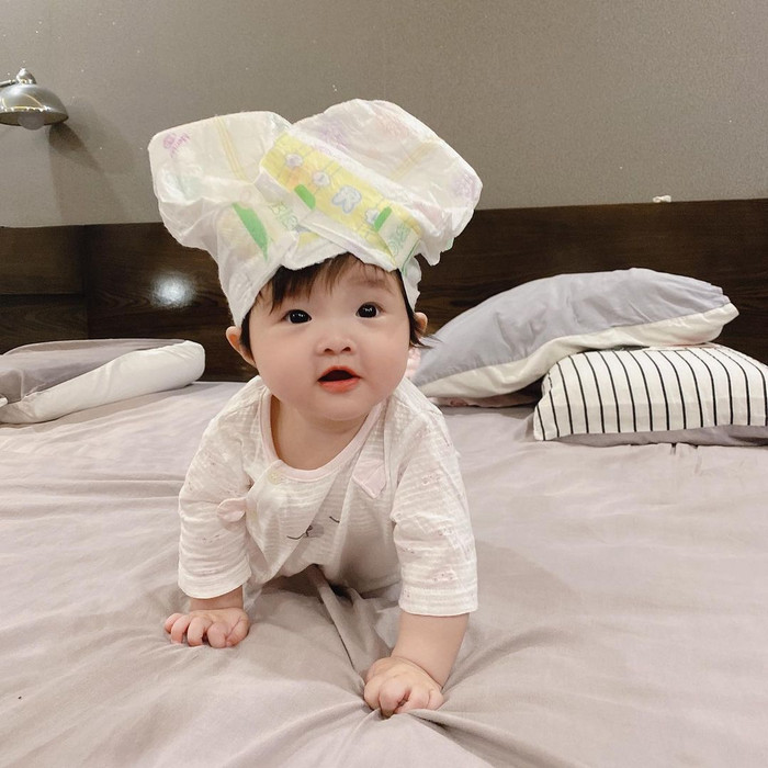 Không chỉ 1 mà Ông Cao Thắng còn dùng đến 2 chiếc bỉm để 'tạo hình' cho con gái như một đầu bếp nhí.