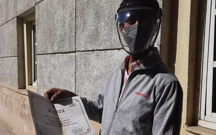 Người đàn ông Ấn Độ cay đắng nhìn mẹ chết vì không tìm được giường bệnh do Covid-19 Ảnh 2