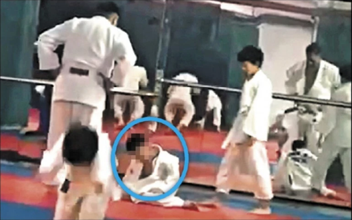Cậu bé 7 tuổi rơi vào hôn mê sau khi bị ném 27 lần trong giờ học võ Judo Ảnh 2