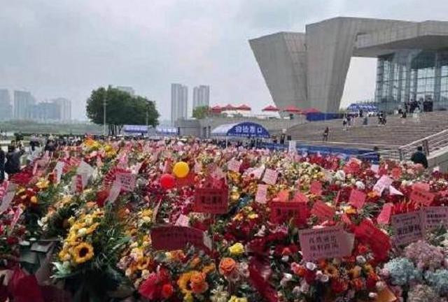 Fan Tiêu Chiến khiến người khác 'gai mắt' vì biển hoa quá lớn và bắt mắt Ảnh 3