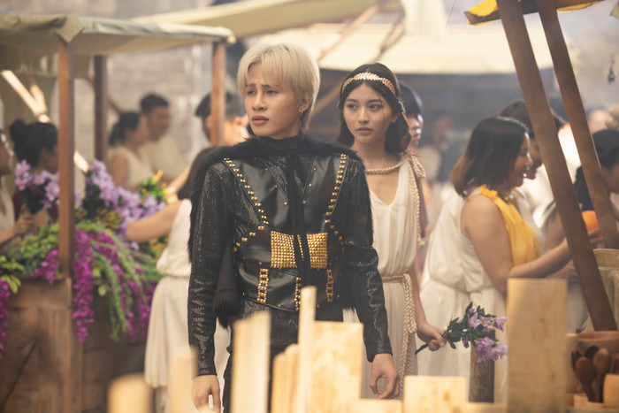 Trong 13 ngày 4 giờ liên tiếp kể từ khi ra mắt, LAYLALAY thành công giữ vững vị trí #1 trên tab thịnh hành của Youtube Việt Nam. 