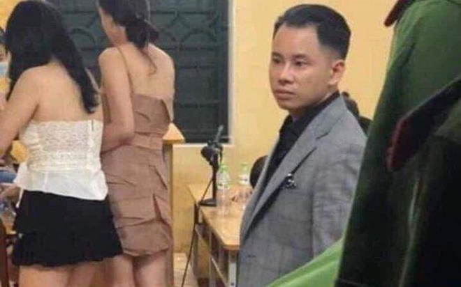 Nam ca sĩ nổi tiếng Vbiz lên tiếng sau lộ ảnh có mặt tại đồn công an khi quán bar bị đột kích kiểm tra Ảnh 2