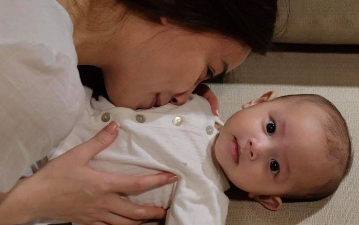 'Cưng xỉu' khoảnh khắc Hà Hồ âu yếm Lisa, tiết lộ thói quen mỗi tối của 2 mẹ con Ảnh 2