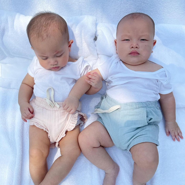 Biểu cảm của Leon thay đổi liên tục còn Lisa thì luôn 'bình chân như vại'.