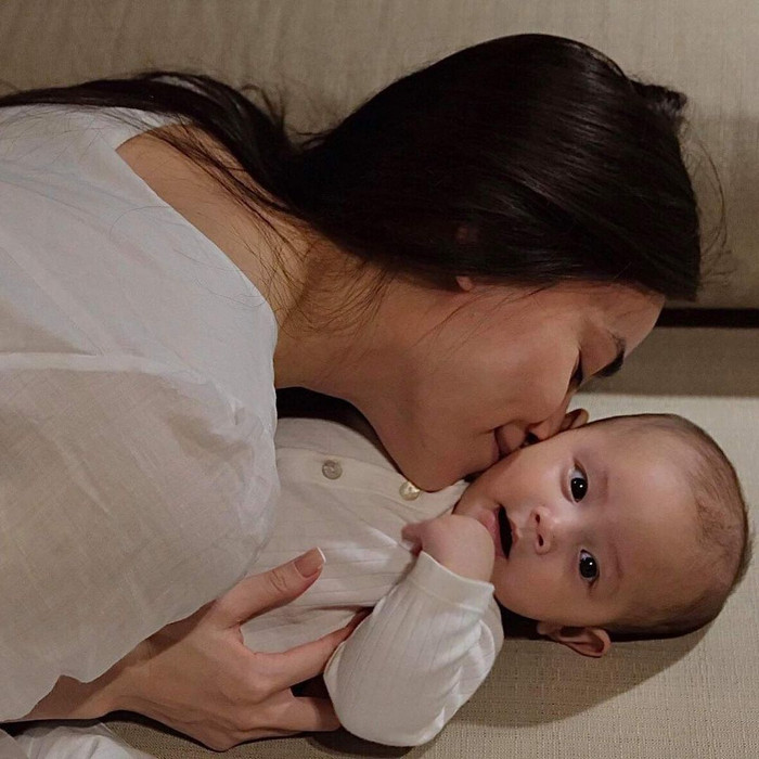 Tuy còn nhỏ nhưng những đường nét trên gương mặt Lisa khiến mọi người đều nhất trí cô bé sẽ là một mỹ nhân trong tương lai.