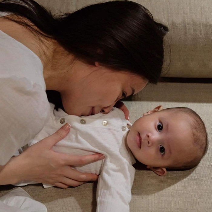 Hà Hồ nhẹ nhàng âu yếm con gái nhỏ.