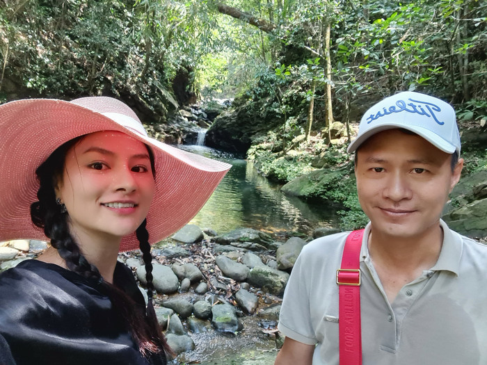 Được biết vợ chồng nữ siêu mẫu đã cùng nhau có chuyến du lịch tới Lăng Cô.