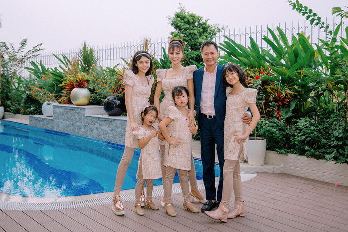 Được biết, chính nữ siêu mẫu là người chủ động đề nghị đưa hai con riêng của chồng về sống chung với gia đình.