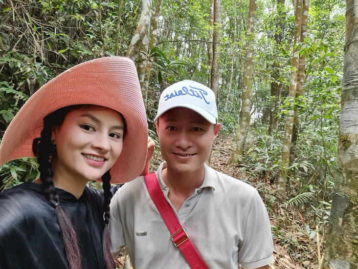 Hai vợ chồng cùng nhau selfie lưu giữ những khoảnh khắc đầy bình dị.