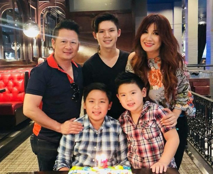 Bằng Kiều cùng vợ cũ và 3 con trai.