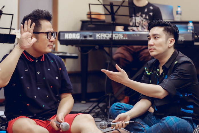 Bằng Kiều xuất hiện cùng tập luyện trước buổi liveshow của Quang Hà.