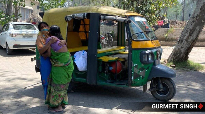 Thi thể của một nạn nhân Covid-19 được đưa đến lò hỏa táng Ramgarhia ở Ludhiana bằng xe lam. Ảnh Express: Gurmeet Singh