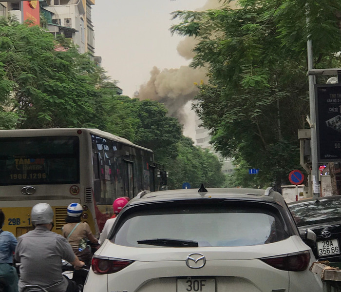 Khói trắng bốc lên khi ngọn lửa bắt đầu bùng phát.