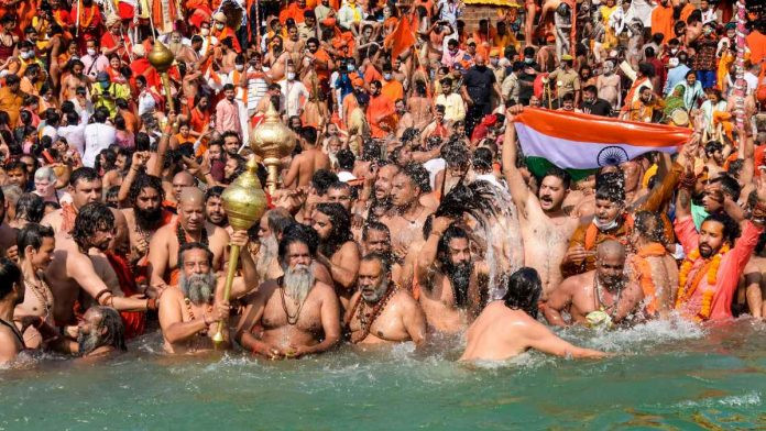 Ảnh chụp lễ hội sông Hằng tại Har ki Pauri Ghat ở Haridwar vào ngày 14/4. 
