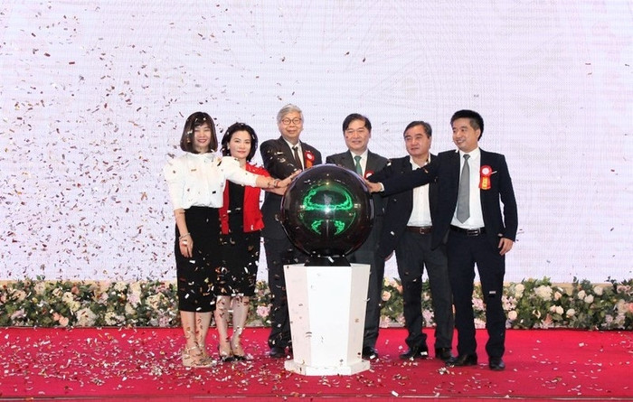 Các đại biểu thực hiện nghi thức ra mắt Báo Tri thức và Cuộc sống