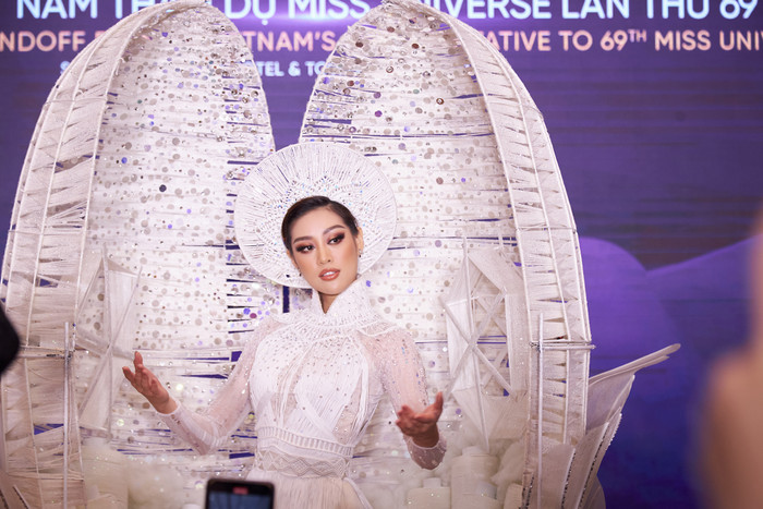 Mặc ồn ào đạo nhái, Khánh Vân khoe áo dài 'Kén Em' quyền lực sẵn sàng chiếm spotlight Miss Universe Ảnh 5