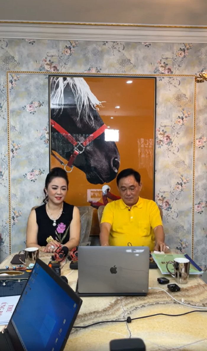 Vợ chồng Dũng 'lò vôi' trong một buổi livestream mới đây. Ảnh chụp màn hình