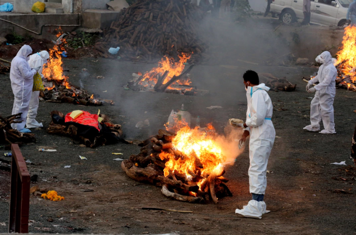 Covid-19 'nuốt chửng' Ấn Độ, nhà hoả táng đỏ lửa ngày đêm vẫn chưa hết thi thể Ảnh 13