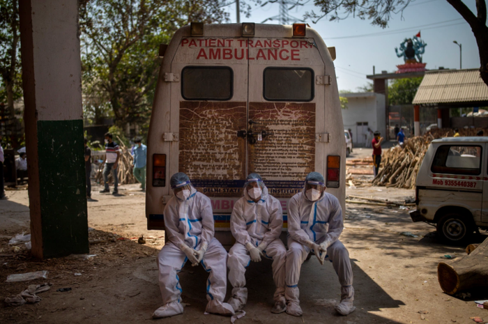 Covid-19 'nuốt chửng' Ấn Độ, nhà hoả táng đỏ lửa ngày đêm vẫn chưa hết thi thể Ảnh 2