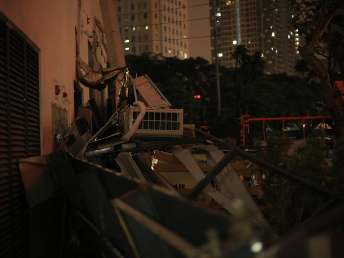 Cả giàn điều hoà đổ sập xuống sân chơi trẻ em trong đêm khiến nhiều người hoảng sợ.