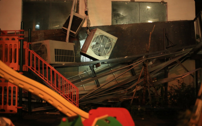 Hiện trường cả giàn điều hoà tại chung cư Hà Nội bất ngờ sập xuống sân chơi trẻ em trong đêm Ảnh 2