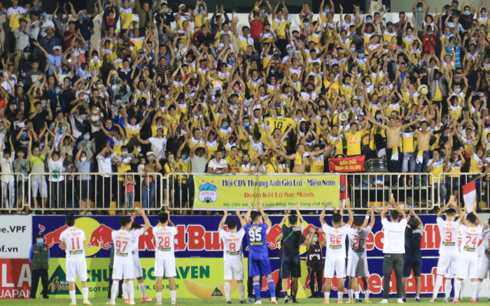 Từ vụ PVF muốn đổi tên thành đội Cảng Sài Gòn: Hãy học HAGL của bầu Đức! Ảnh 2