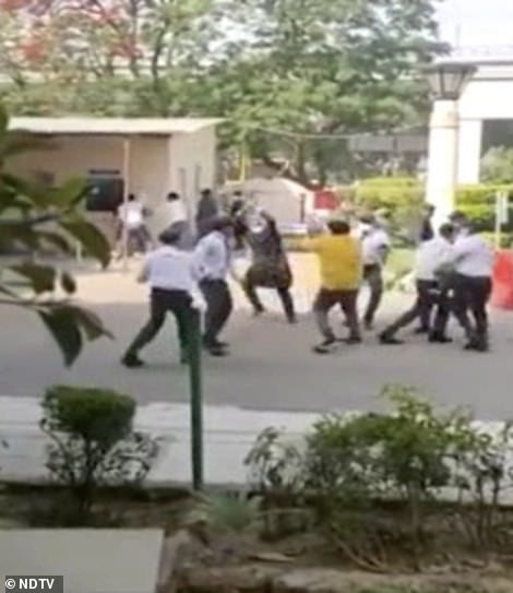 Người nhà trút sự bất lực và giận dữ lên các y bác sĩ tại bệnh viện