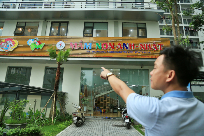 Ngay trên đầu lối ra vào trường mầm non của tòa nhà cũng có hai giàn cục nóng tương tự khiến cư dân lo lắng.