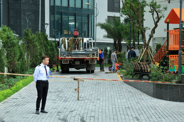 Giàn nóng điều hoà đổ sập xuống khu vực sân chơi trẻ em.