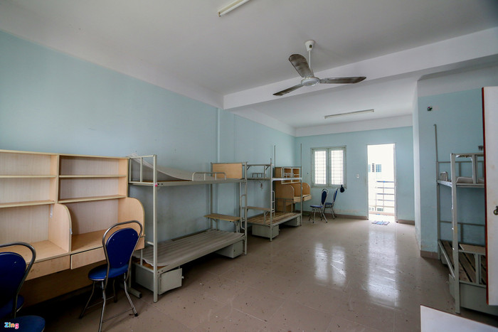 Nội thất bên trong các phòng được trang bị khá đầy đủ, nhưng lâu ngày không có người sử dụng bụi bẩn bám dày một lớp, vật liệu nội thất làm bằng gỗ ép nên cong vênh, hư hỏng. 