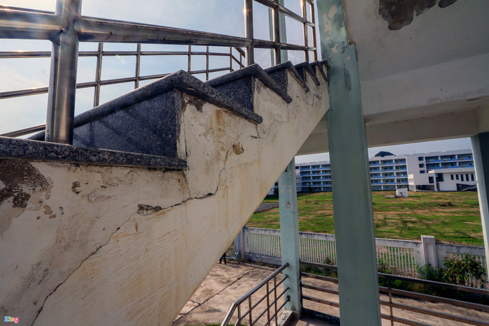 Cầu thang nhiều chỗ nứt nẻ tiềm ẩn nguy cơ mất an toàn.