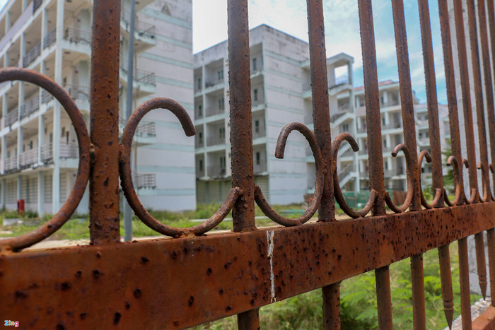 Tuy nhiên, sau 8 năm hoàn thành, khu KTX hoành tráng này không một bóng sinh viên.