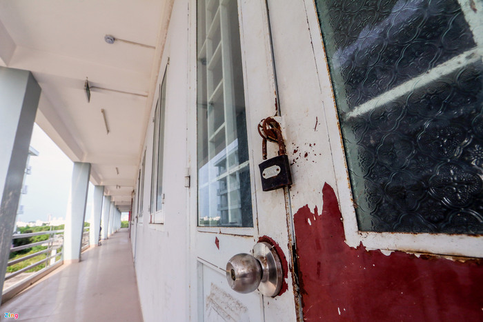 Theo bảo vệ công trình, hệ thống kính cửa chính, cửa sổ bị vỡ, các ổ khóa hư hỏng gần như không sử dụng được.